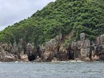 左倒吊臘燭洞, 右太極洞, 太極洞外兩邊兩組大岩塊似有兩人在耍太極
20260714_141412