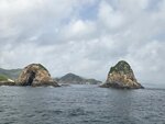 左海鰍環洞, 右尖柱石(又叫番鬼倫), 背後相信是甕缸洲東北海岸, 見到合掌崖

20260721_103427