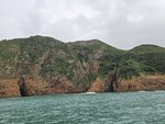 左潮音洞, 右吊鐘岩和吊鐘洞, 吊鐘岩從山上下望似金魚擺尾

20260728_100847