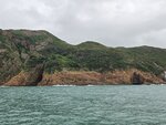 左吊鐘岩和吊鐘洞, 右小潮音洞(時水大漲洞口只能隱約見到)20260728_100902
