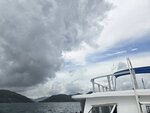 又藍天白雲, 又烏雲重好似有個人頭側面, 有額頭有鼻有口微開
20260825_000007