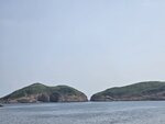 是日早上的目的地, 橫洲. 前望見斷頸頭(中間), 左邊是眉眼洞群
20260908_000017