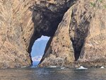 橫洲角洞, 穿洞可見遠處的花山萬柱海岸
20260908_000021