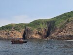 船停在橫洲西海岸內窄洞(左)和大口洞(右)附近等候綑邊隊友
20260908_000027