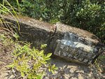 經"傻人塔",在獅子山獅尾脊, 建於1959年由五位自稱「傻人」的登山者每日親自背負沙石上山而建成了一座15呎高的六層水泥塔. 塔於1964年被颱風吹毀折斷. 塌塔上見有段詩句:「雙山抱海浮游鯉，一塔擎天起睡獅」
另一塊斷裂大石底座則見刻有「儍人塔」和人名的部分
20261013_102101