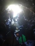 行入洞尾途中經此中間洞, 下面係海, 今日水退可以從尾洞跳落水再游出此中間洞稍息, 再游出洞口, 不過出洞口要潛過去
P7108780