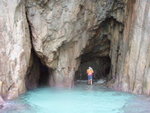 Y洞內, 左邊洞又小又矮又淺, 右邊洞大
P9041688
