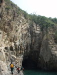 深水角西洞, 洞頂零零舍舍有一棵小樹哩
P9182422