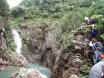 可從右邊上瀑頂, 不過曾見喜愛攀爬者從左邊上瀑頂
P9252788