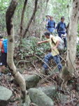行行吓見前有人從旁入澗, 原來佢吔上上吓轉了右邊山路, 行高啲再落返澗度, 而我地就轉左邊早啲入澗
PA023051