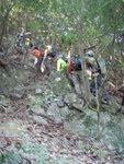 遇一瀑位, 要從右邊碎石壁上爬, 幸多樹根樹幹作扶手或助力
PB063696