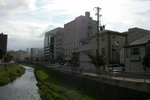 出酒店轉右, 沿女鳥羽川旁一路直行
JPN00080