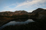 秘庫立池 及背後的立山(左), 淨土山(右), 及立山室堂山莊(2山下中間)
JPN00579