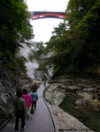 見到大噴湯(即溫泉噴湧出熱水和熱氣), 及橫跨皆瀨川的川原湯橋
JPN01562