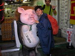 晚飯於新宿的博多拉麵, 店前有一隻肥豬好得意
JPN02739