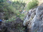 前面有人在攀水管.  鹿山飛瀑應該是在左邊, 不過好似無"瀑"&#22083;.  可以爬水管上瀑頂
PB294449