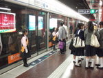 竟然在地鐵站內見到有小學生站崗
PC065147