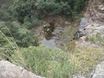 休後起步, 先沿崖邊山路行一段, 可以望到瀑底
P1105977
