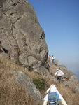 沿山脊小路下山途中的左邊見此大石, 原來石天門在此中
P1227036