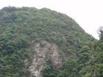 黃金壁, 見有隊友正沿吊手岩山脊上吊手岩頂去
P4082258