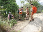 行前少少又在鐵欄前轉入左邊小路
P4082412