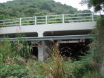 至一橋位, 上面為東涌路, 可左或右上馬路後再過對面落澗, 或索性從橋下穿過
P5114414