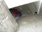 若從橋下穿過, 可借旁邊牆中的小洞之助
P5114415