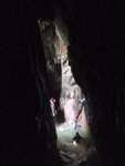 轉了入洞口右邊(對正洞口岩石)的小洞中, 因為洞道是倒回洞中的方向故此洞名倒勾洞. 入此洞要電筒照明
P6150257