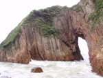 金鐘岩及吊鐘洞(或吊鐘拱門), 當風平浪靜的時候可以乘小艇或駁艇從洞口駛進灣內登岸
P6240074