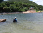 抵海邊後向左綑少少便泳渡香港最窄于滘西洲與吊鐘洲的水道過對面滘西洲去. 在大退的日子有些地方可以涉水過, 不用游
P6240133