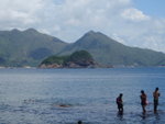 米粉頂(左)及東灣山(中), 海中小島為大洲(後)及尖洲(又叫哈哈島 - 這方向望去可見哈哈笑標誌)
P7010022