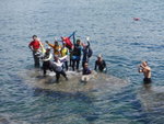 在水中央的大石上一群開心玩樂的隊友
P7010027