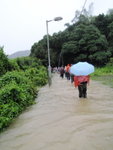 水浸村路要小心慢慢前行以免踏錯腳側倒泥水中
P7100033