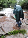 上溯鹿頸溪, 石坡雖濕但不算滑, 只是在澗中橫渡或涉行時要小心企/拿穩不要跌倒, 因為水流急好易會被沖走
P7100194