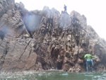 游至洞口一礁石後上攀
P7150132
