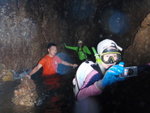 M洞右洞道中, 游一段後便可以在水中步行
P7150281