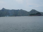 蚺蛇尖, 米粉頂, 東灣山(左至右)與山下的大灣(左)及東灣(右), 及海中的大洲與尖洲
P7150322