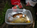 午餐盒內有果汁飲品, 炸雞, 三文治, 香蕉, 橙, 雞旦, 旦糕及朱古力
Kili0065