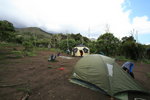 Machame Hut 營地中, 遠處為我們隊的廚營, 亦是挑夫們的宿營.
Kili0090