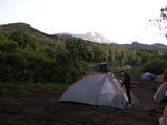 Machame Hut 營地內其他營友.  可見遠處的披著白雪的Kibo山峰
Kili0106a