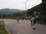 至分岔位轉右入大藍湖路, 若左去會接蠔涌路落蠔涌
P4070394