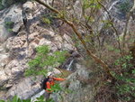瀑邊上攀的隊友覓路番入&#22175;右邊山路
P4140169