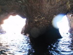 由右洞口游入去孖洞途中可望到左右洞口
P7070196