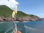 船駛至企頭角與燕子岩之間位置, 右邊為燕子岩
P7210001
