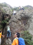 抵一崖前, 原來是滴水岩, 有隊友在游繩上攀
PB030289