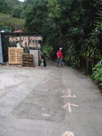 抵馬路, 路面有指示往行山方向, 另有指示往"Mack Lee Ho King - 麥理浩徑" !
PC080188