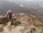 往山脊途中回望可見剛才大休前所行的山脊路
PC310150