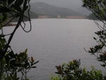 塘邊小路左望大潭中水塘及水壩
P3160366