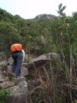 上溯九管左坑(石河), 見有隊友在上面的石城中
P3230157