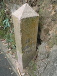 下午茶後接回克頓道, 落寶珊徑, 經此于1903年豎立以標明維多利亞城的範圍的界石. 另外還有5塊同時豎立的界石位於
寶雲道、黃泥涌道、舊山頂道、薄扶林道及域多利道P4040114